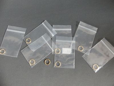 plusieurs morceaux de sacs en plastique transparent munis d'anneaux dorés