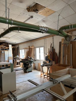 une pièce où il y a beaucoup de bois