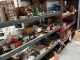 de nombreux cartons et boîtes sur les étagères de l'entrepôt