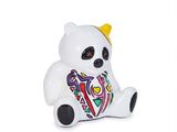 un petit ours blanc avec une couronne sur la tête