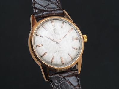 gros plan d'une montre sur fond noir