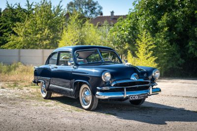 une voiture bleue garée sur le bord de la route