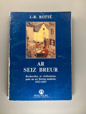 un vieux livre sur lequel figure l'image d'un homme assis sur une chaise