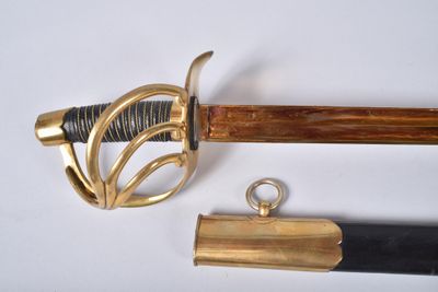 une image représentant une épée avec une poignée en or et une poignée en bois