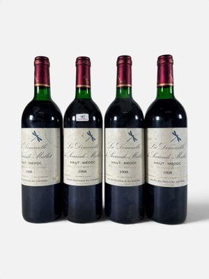 trois bouteilles de vin sont alignées sur une surface blanche