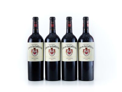 trois bouteilles de vin sont alignées sur une surface blanche