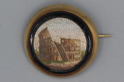 une photo d'une photo d'un bâtiment accroché au mur