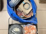 un sac bleu rempli d'objets posé par terre