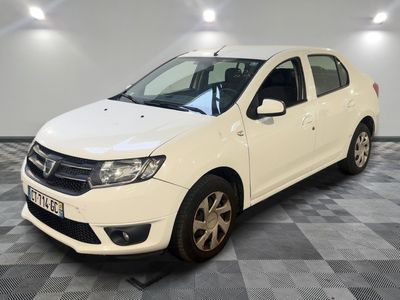 La voiture blanche est garée dans la pièce, sur un sol à carreaux.