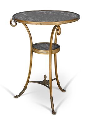 une table noire et dorée avec un plateau en marbre sur fond blanc