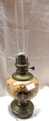 une lampe posée sur une table blanche