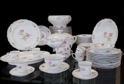 beaucoup d'assiettes et de tasses sur la table