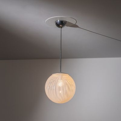 une lampe suspendue au plafond de la pièce