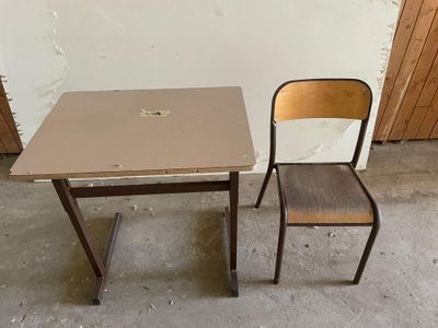 1 bureaux ecole avec sa chaise plateaux bois mauvaise etat d…