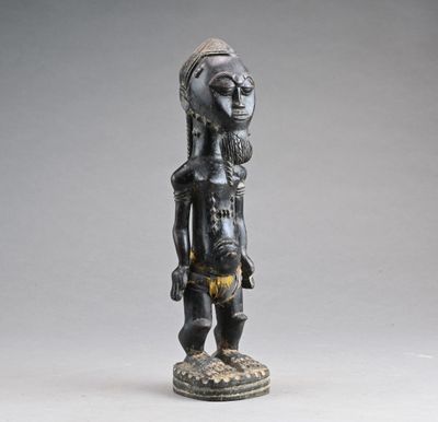 Une statue représentant une femme coiffée d'une coiffe se dresse sur un socle