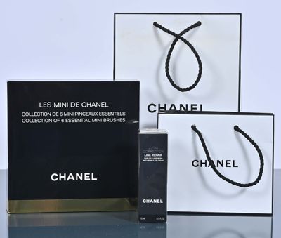 CHANEL - "Les Minis de Chanel", dans une pochette zippée en …