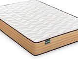gros plan d'un matelas sur une surface blanche