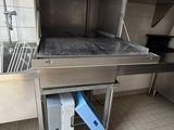 un four ouvert au milieu d'une cuisine