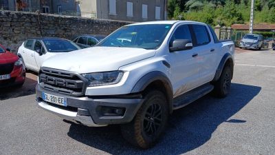 la photo d'un camion blanc garé sur un parking