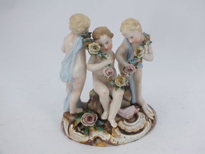 deux figurines posées sur une table