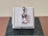 pendentif en argent massif serti d'une topaze rose, présenté dans un écrin
