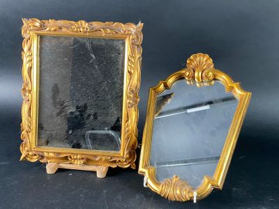 deux miroirs posés l'un à côté de l'autre sur une table