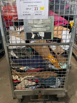 un chariot métallique contenant de nombreux articles dans un magasin