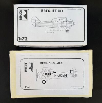 deux boîtes sur lesquelles figure une maquette d'avion