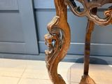 une table en bois avec un plateau en marbre exposée