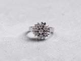 une image d'une bague en diamant sur une surface blanche