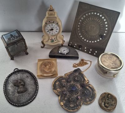 un grand nombre d'objets posés sur une table