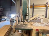 une grande machine placée au milieu d'une pièce
