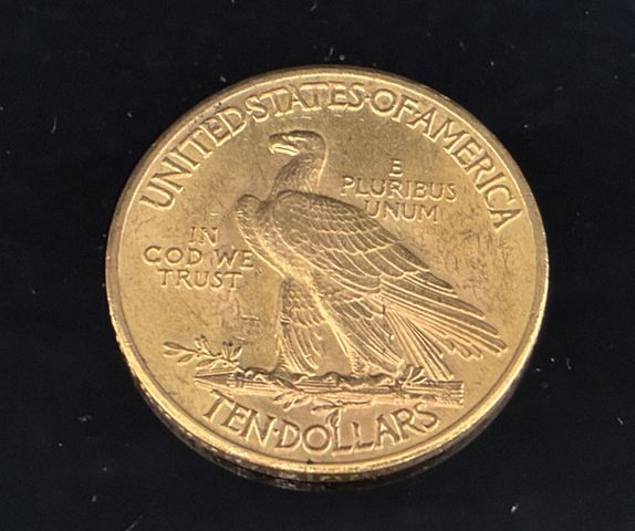 Une pièce de monnaie en or à valeur faciale de 10 Dollars Indian ...