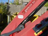 un tracteur rouge avec un autocollant « Power to It » à l'arrière