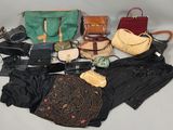 beaucoup de sacs à main et de sacs à bandoulière posés sur la table