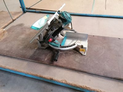 une machine posée sur un morceau de bois
