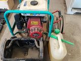 une photo d'une petite pompe à eau dans un garage