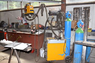 une photo d'un atelier où il y a beaucoup de travail