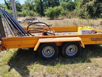 a yellow trailer that is sitting in the grass