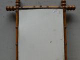un miroir posé sur une table