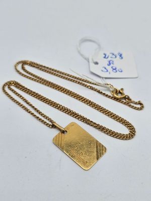 un collier plaqué or muni d'une médaille