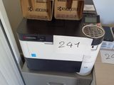 une pile de cartons posée sur un classeur