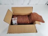une boîte en carton contenant un tas de fils de cuivre