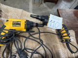 une perceuse filaire posée sur une boîte en carton