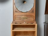 une armoire en bois sur laquelle est posé un tourne-disque