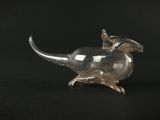 une image représentant une figurine de souris en verre sur fond noir