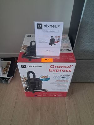 des cartons posés par terre dans un salon, avec une cafetière posée dessus