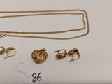 gros plan d'une table sur laquelle sont posés des bijoux