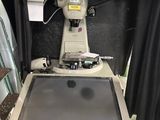 une machine posée sur une table