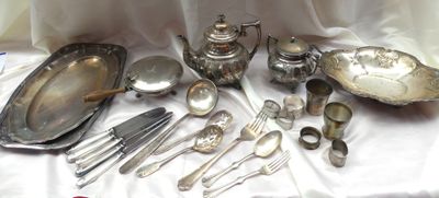 beaucoup de couverts sur une table recouverte d'une nappe blanche